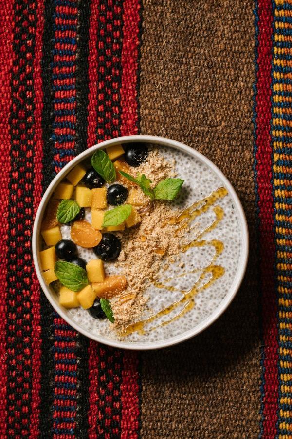 Hotel Our Habitas Alula Al-ʿUla Esterno foto Chia pudding with mango