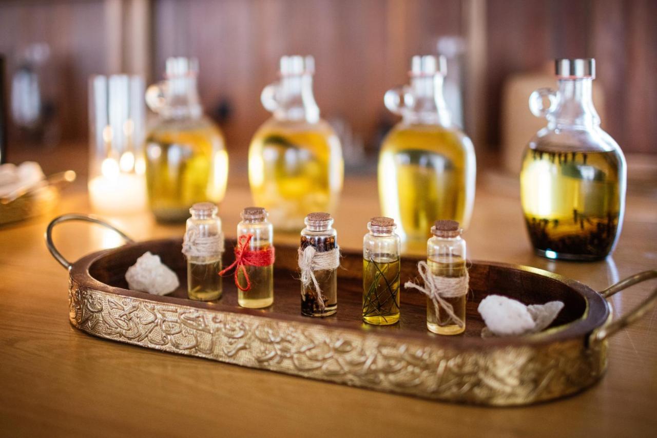 Hotel Our Habitas Alula Al-ʿUla Esterno foto A selection of essential oils