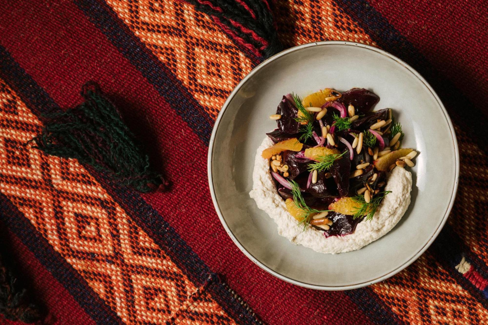 Hotel Our Habitas Alula Al-ʿUla Esterno foto A plate of labneh with olives, red onion, and orange