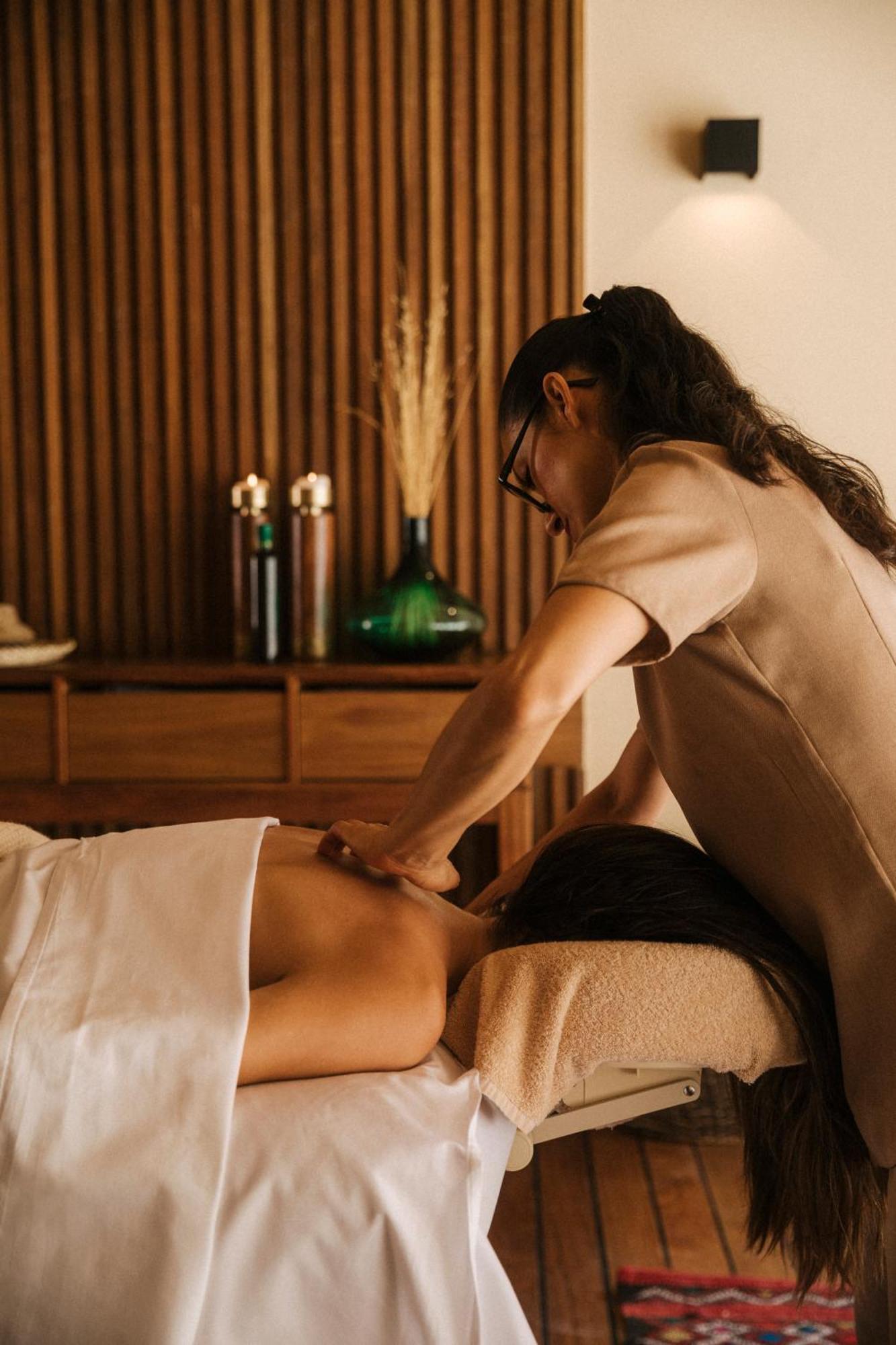 Hotel Our Habitas Alula Al-ʿUla Esterno foto A massage therapist working on a client