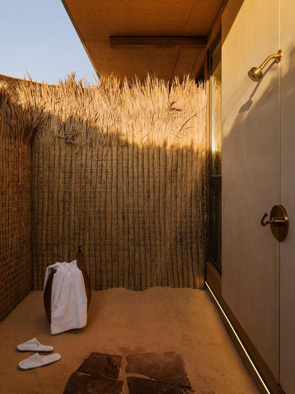 Hotel Our Habitas Alula Al-ʿUla Esterno foto A traditional Japanese shower
